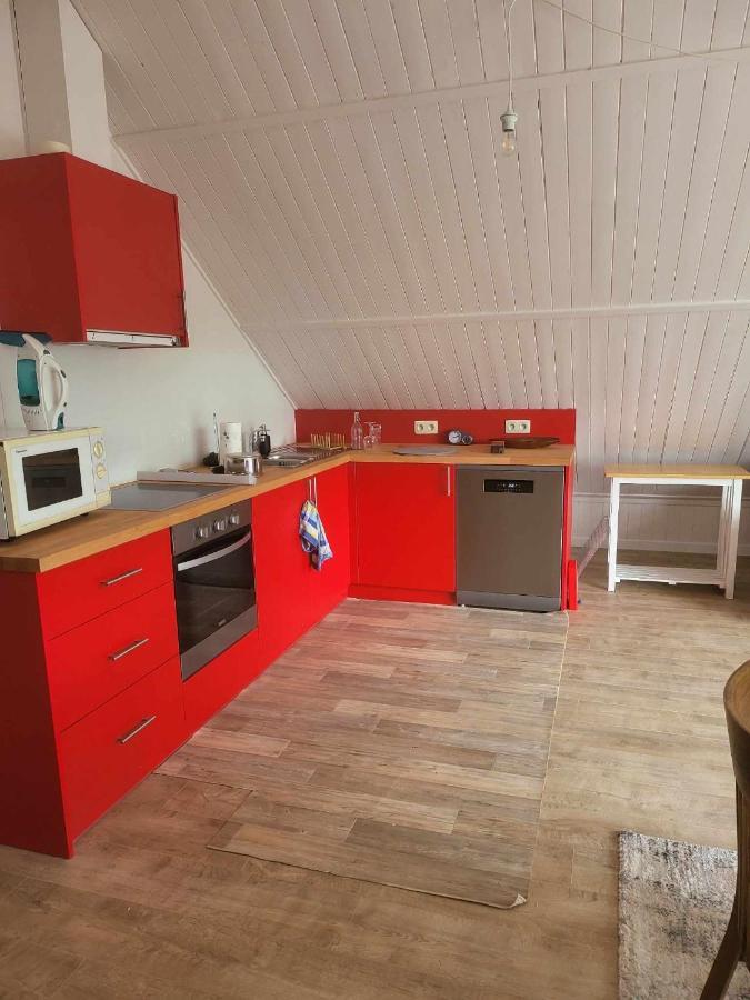 A La Salle De Jeux Et Son Jardin Autour De La Cabane Verte Dinant Extérieur photo